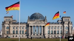 Flamuj gjermanë të vendosur para ndërtesës së Parlamentit. Fotografi ilustruese nga arkivi. 