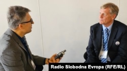 Dragan Štavljanin (levo), urednik spoljne politike Balkanskog servisa RSE i Majkl Mekfol, bivši američki ambasador, a sada profesor Univerziteta Stendford, u Pragu, 14. oktobra 2024.