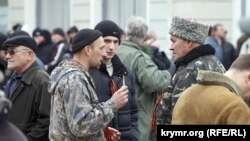 Проросійські активісти на одній з сімферопольських вулиць, 28 лютого 2014 року
