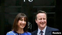 David Cameron și soția sa Samantha la Downing Street 10, după ce s-au întîlnit cu Regina Elisabeta la Palatul Buckingham din Londra, 8 mai 2015.
