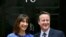 David Cameron și soția sa Samantha la Downing Street 10, după ce s-au întîlnit cu Regina Elisabeta la Palatul Buckingham din Londra, 8 mai 2015.