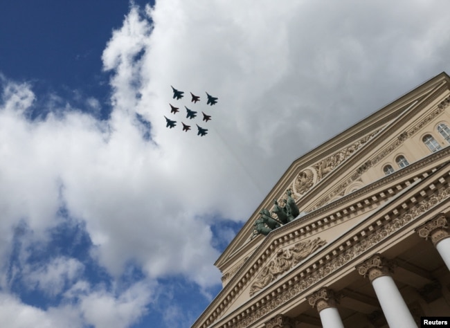 Avionët e ushtrisë ruse fluturojnë mbi teatrin Bolshoi, gjatë ushtrimeve për paradën ushtarake të 9 majit 2025.