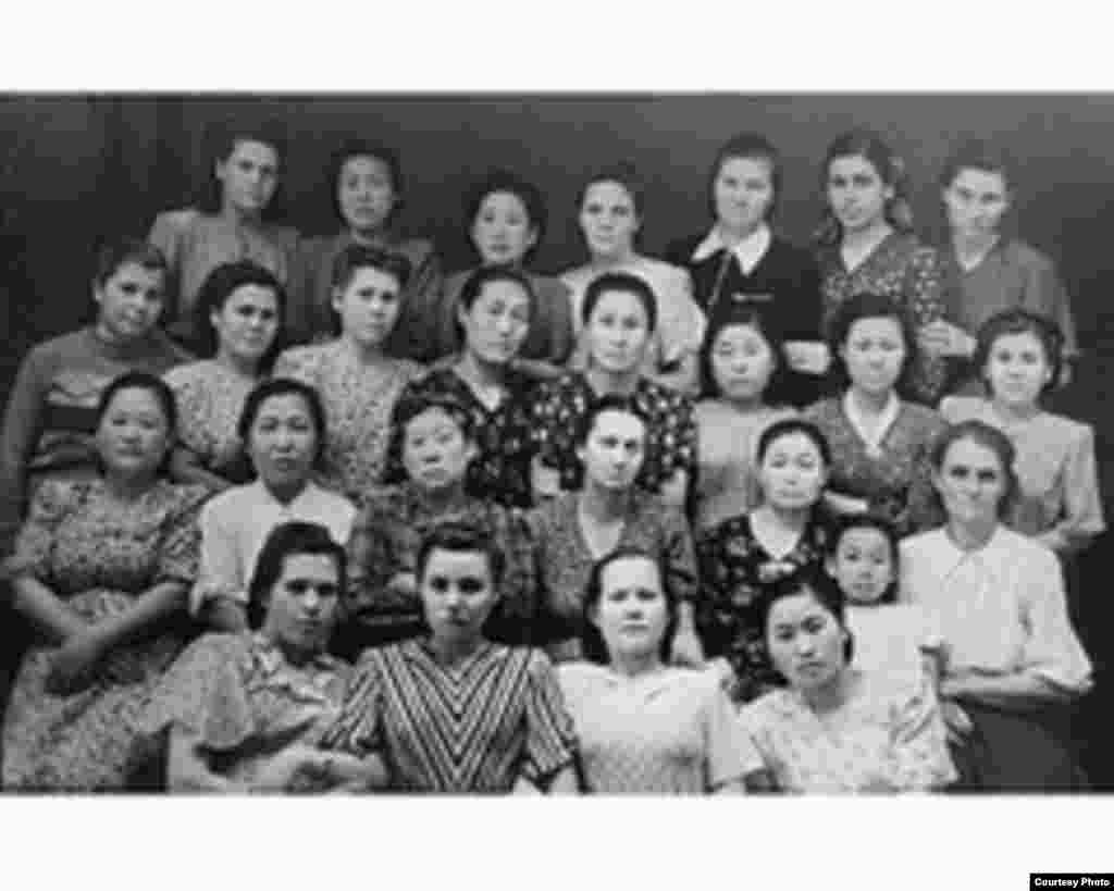 Femei deportate și localnice fotografiate în Kazahstan