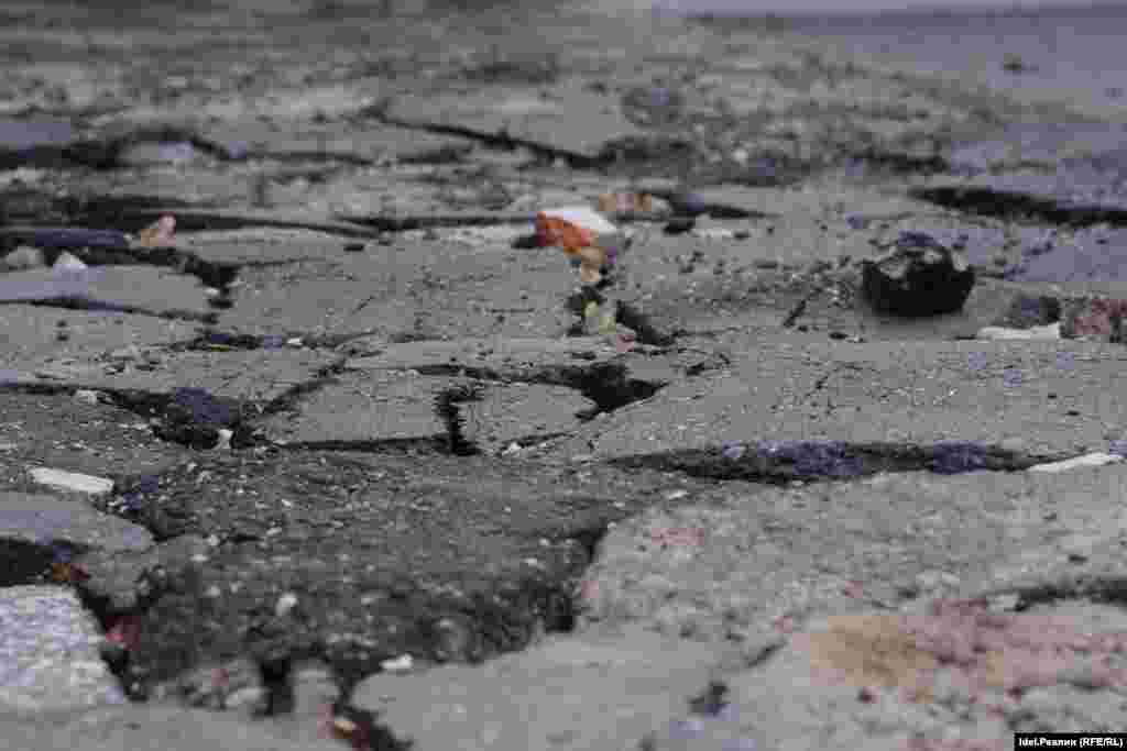 Во второй половине сентября асфальт у ворот в школу-интернат был в таком состоянии.&nbsp;
