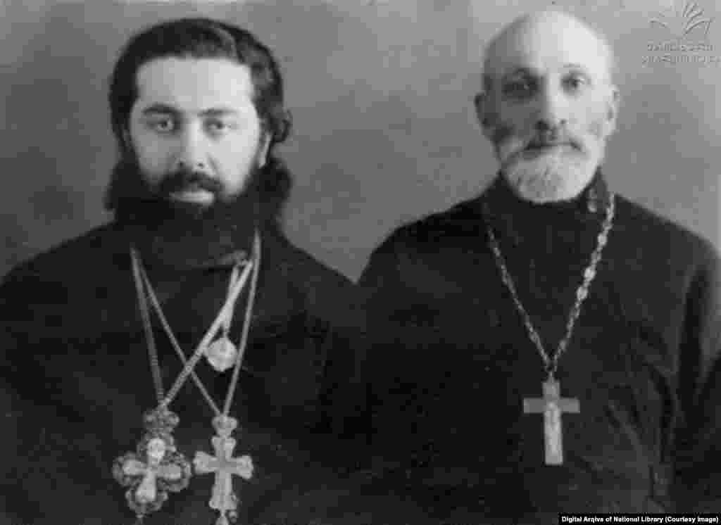 არქიმანდრიტი ილია შიოლაშვილი და დეკანოზი ვასილ ტაბატაძე. ფოტო გადაღებულია ბათუმში. სკოლის დამთავრების შემდეგ ირაკლი შიოლაშვილმა (შემდგომში ილია მეორე) სწავლა ჯერ მოსკოვის სასულიერო სემინარიაში გააგრძელა, შემდეგ - სასულიერო აკადემიაში. მიუხედავად ახალგაზრდობისა, თავიდანვე რთული გზა - შავი სამღვდელოება აირჩია. 1957 წელს 24 წლისა ბერად აღკვეცეს.