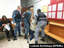 Приставы силой вытащили Ирину Милушкину из зала суда