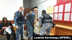 Судебные приставы пытаются вытащить из зала суда Ирину Милушкину