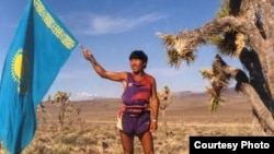 Марафонец Марат Жыланбаев с казахстанским флагом в пустыне Невада. США, 1994 год.
