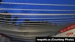 În cuşca de fier, împrejumită de containere