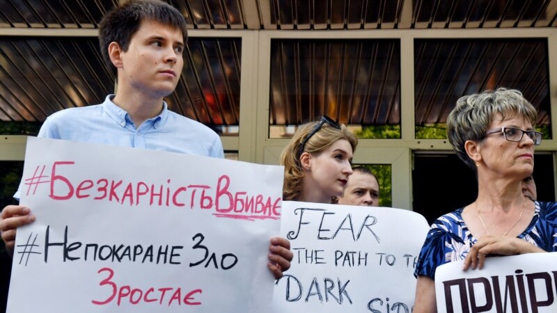 Ukrainada protestçiler aktiwiste edilen kislotaly hüjümiň derňelmegini soraýarlar