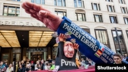 Карнавальный парад в Дюссельдорфе в 2016 году: Путин помогает деньгами «европейским патриотам» 