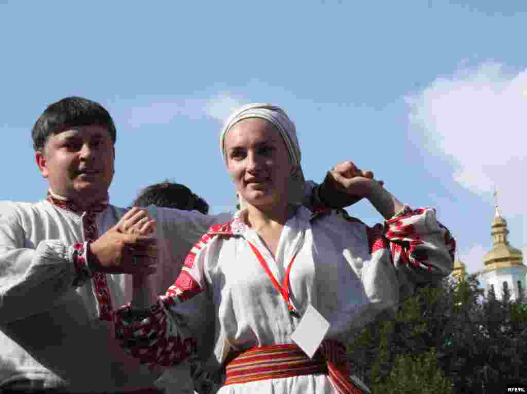 Майстер-класи з традиційних українських танців від етнічних колективів з усієї України.
