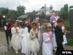 Українські діти з греко-католицької парафії в селі Поляни у Румунії