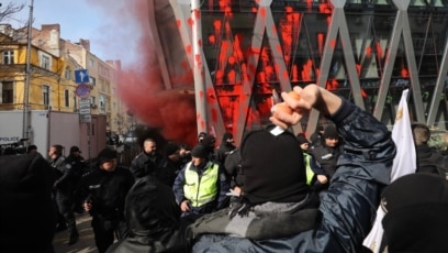 Симпатизанти на Възраждане влязоха в сблъсъци с полицията и запалиха