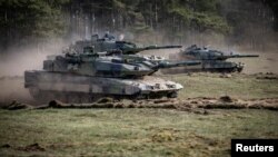 Шведские танки во время военных учений на полигоне Ринкаби возле Кристианстада, Швеция, май 2023 года