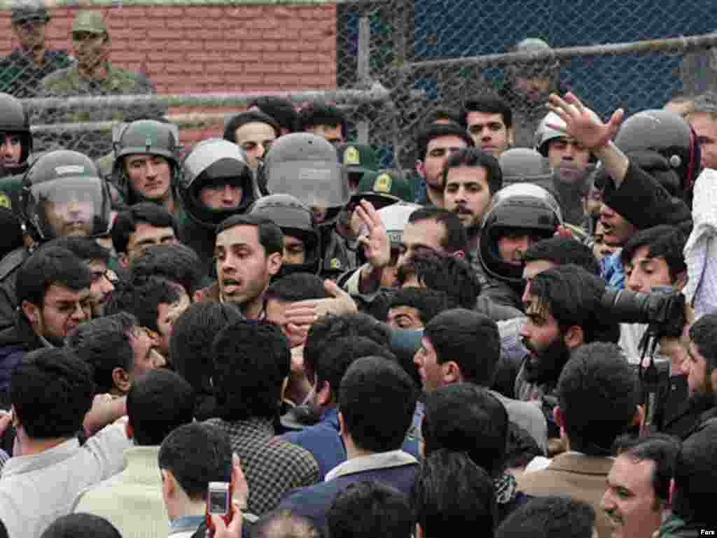 Iran,Hundreds of Iranian students crowded outside the British Embassy in Tehran, 04/01/2007