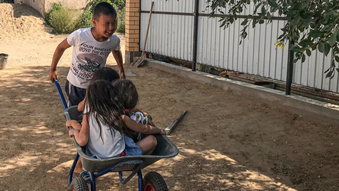 Бос жерде қыздар сипап отыр, жігіт сипап отыр