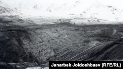 Вид на центральный карьер месторождения Кумтор. Фото от 23 февраля 2013 года.