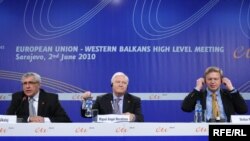 Ministri vanjskih poslova BiH i Španije, Sven Alkalaj (L) i Miguel Angel Morations (D), i komesar EU za proširenje Stefan Fule na konferenciji za štampu nakon sarajevske konferencije 2. juna 2010. godine. Foto: Photo: Midhat Poturović