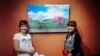 Умида Ахмедова (справа) на своей выставке в частной галерее «Zero Line Gallery». Ташкент, 24 июля 2017 года.