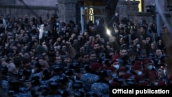 Сторонники оппозиции, требующие отставки премьер-министра Армении Никола Пашиняна, у здания Национального собрания Армении. Ереван, 9 марта 2021 года.