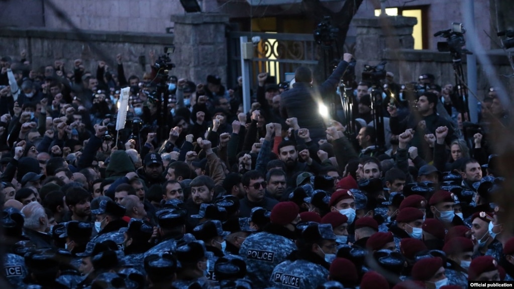 В Ереване сторонники оппозиции заблокировали входы в парламент