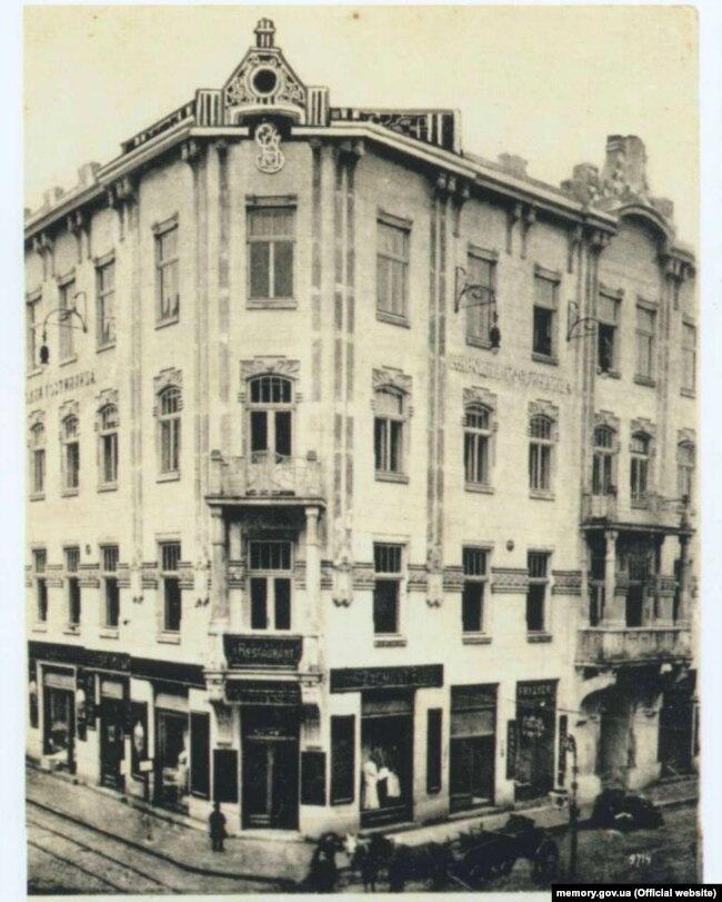 Будівля «Народної гостинниці» у Львові, де діяв Центральний військовий комітет, який готував українське повстання. Фото до 1914 року