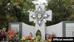 Попри інцидент пам'ятник встигли привести до ладу, урочисте відкриття відбулося (фото з Facebook Оперативного командування «Схід» Збройних сил України)