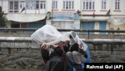 تصویر آرشیف: یک روز بارانی درکابل