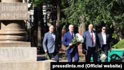 Președintele Igor Dodon a depus flori de ziua lui Alexandr Pushkin, la bustul poetului rus din Chișinău