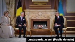 Қазақстан президенті Қасым-Жомарт Тоқаев (оң жақта) елге мемлекеттік сапармен келген Бельгия королі Филипп пен Матильда патшайымды Астанада әуежайдан қарсы алды. 11 қазан, 2026 жыл