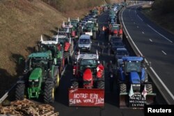 Тракторы и другие транспортные средства стоят в пробке на шоссе А16, пока французские фермеры пытаются добраться до Парижа на протест против экономической политики правительства. Бове, Франция, 29 января 2024 года