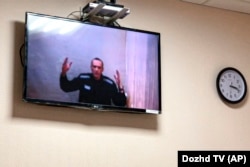 Алексей Навальный выступает по видеосвязи во время судебного заседания по одному из возбужденных против него дел, 31 мая 2021 года