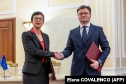 Comisara europeană pentru Extindere, Marta Kos și premierul Dorin Recean, după semnarea scrisorii de intenție privind strategia cuprinzătoare pentru independența și reziliența energetică a R. Moldova, Chișinău, 4 februarie.