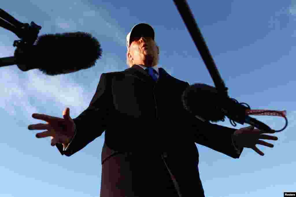 Президент США Дональд Трамп общается с представителями СМИ перед посадкой на борт самолета, база Эндрюс в штате Мэриленд, США, 13 марта 2026 года. REUTERS/Кевин Ламарк