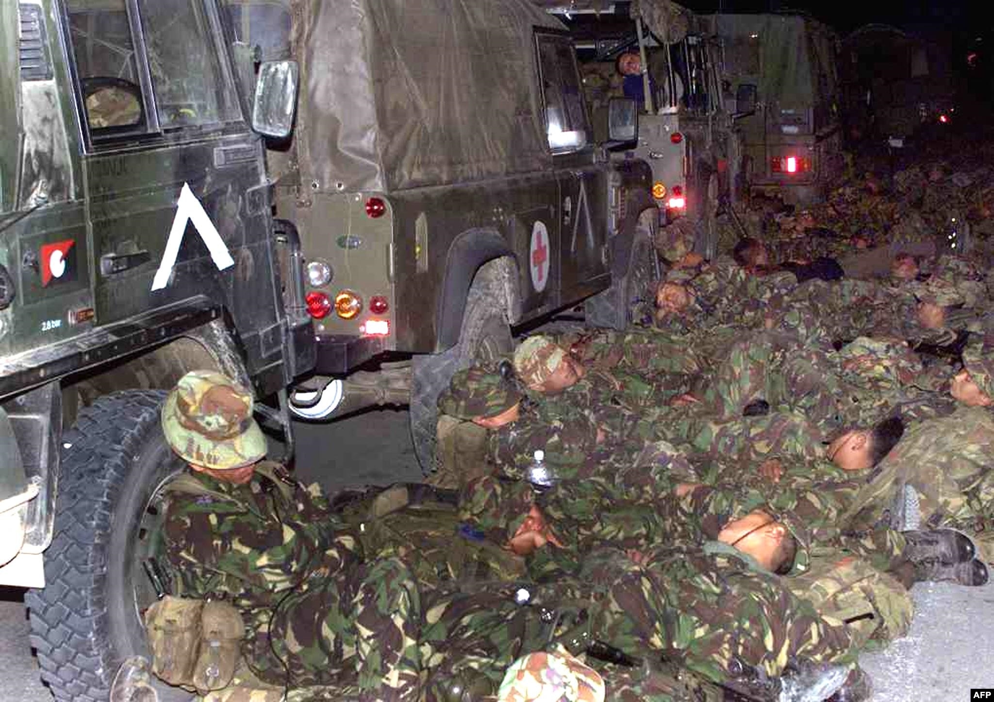 Parashutistë britanikë të NATO-s duke pushuar në pikën kufitare të Bllacës më 12 qershor 1999, para se të hynin në Kosovë.