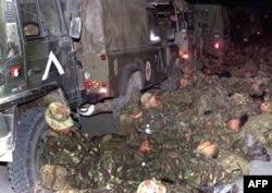 Parashutistë britanikë të NATO-s duke pushuar në pikën kufitare të Bllacës më 12 qershor 1999, para se të hynin në Kosovë.