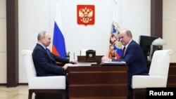 Президент России Владимир Путин встречается с главой Коммунистической партии Геннадием Зюгановым