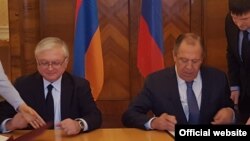 Эдвард Налбандян (слева) и Сергей Лавров (архив)