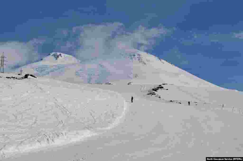 Независимо от точки старта, участники Red Fox Elbrus Race, которые дойдут до седловины горы позже 12 часов дня, будут вынуждены идти назад – судьи их развернут.
