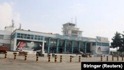 Ministar odbrane rekao je poslanicima da je između 150 i 250 ljudi zajedno sa njihovim porodicama ostalo u zemlji Foto: Prazan terminal dan nakon povlačenja američkih trupa sa međunarodnog aerodroma Hamid Karzai u Kabulu, Avganistan, 31. avgusta 2021.