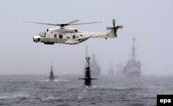 Un helicopter olandez și nave NATO's la manevrele Dynamic Mongoose din Marea Nordului, în largul coastelor Norvegiei, 4 mai, 2015