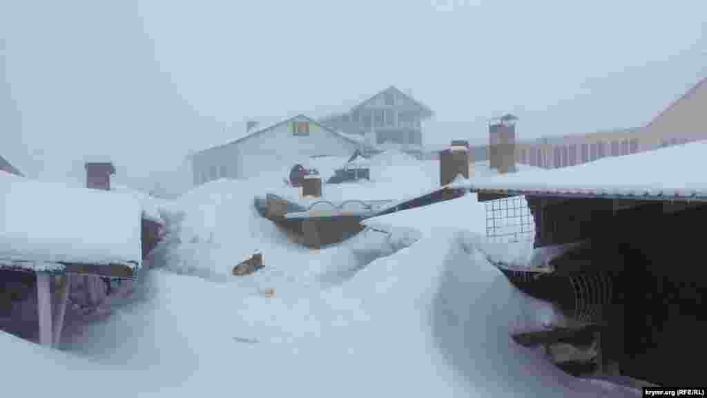В обеих случаях турист попадает к метеостанции в поселке Охотничье. Далее, чтобы добраться до канатной дороги, нужно либо идти пешком (2,5 км), либо заказывать снегоход