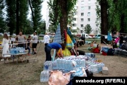 Табір волонтерів біля ізолятора на Окрестина в Мінську, 18 серпня