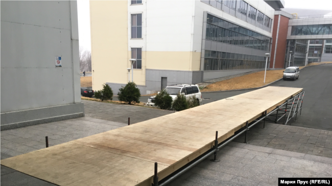 Подиум у корпуса S, кампус ДВФУ