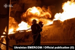 Пожарный тушит возгорание, возникшее в результате ночной атаки на Киев, Украина, 24 января 2026 года