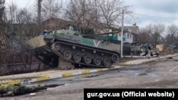  Российская БМД-4M у дороги в Гостомеле Киевской области, где 3 марта 2022 года, по сообщению ГУР Минобороны Украины, было уничтожено 20 боевых машин российского десанта
