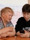 Moldova: Seniors in Ocnița are learning to use mobile phones from young volunteers in the city