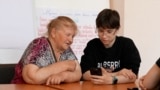 Moldova: Seniors in Ocnița are learning to use mobile phones from young volunteers in the city