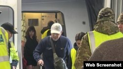 Маскаттан (Оман) эвакуациялық ұшақпен оралған жолаушылар Алматы әуежайына келді. 4 наурыз, 2026 жыл.